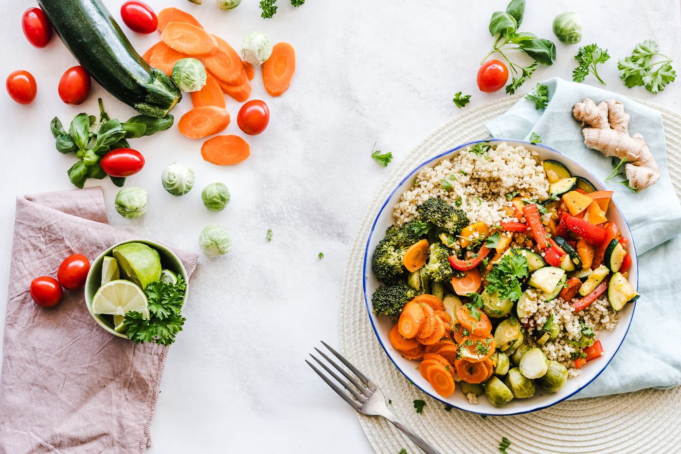Bunte Gemüse-Quinoa-Bowl mit frischen Zutaten